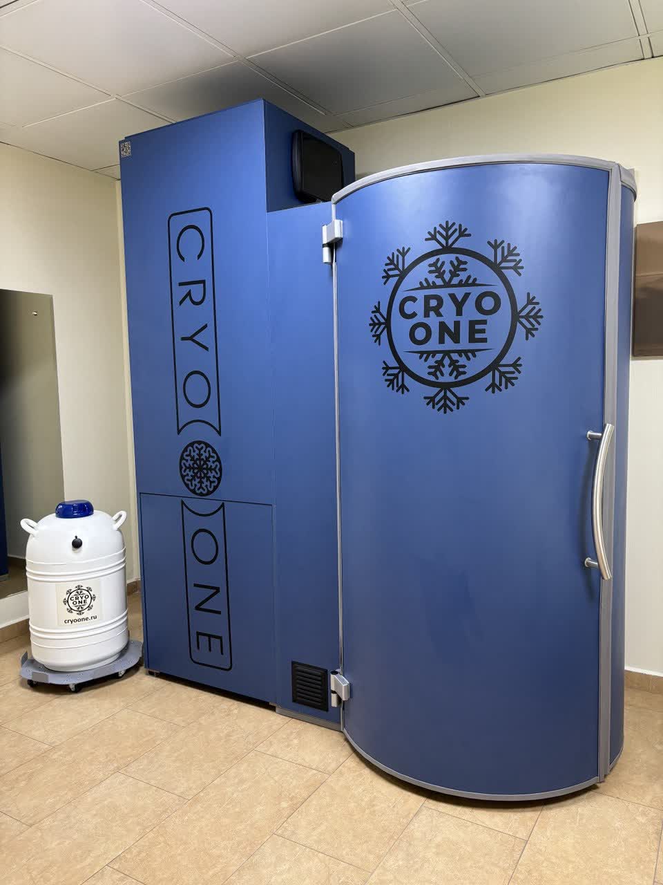 Криокапсула CryoOne в процедурном кабинете